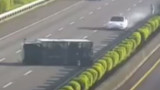 Una Tesla Model 3 non rallenta per evitare un camion ribaltato su un'autostrada di Taiwan