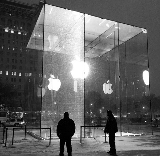 Apple Store, spazzaneve irrompe nella struttura