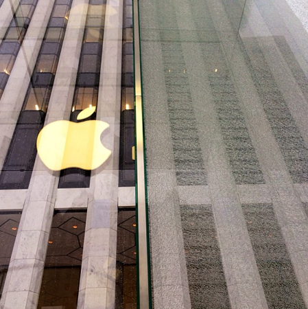 Apple Store, spazzaneve irrompe nella struttura