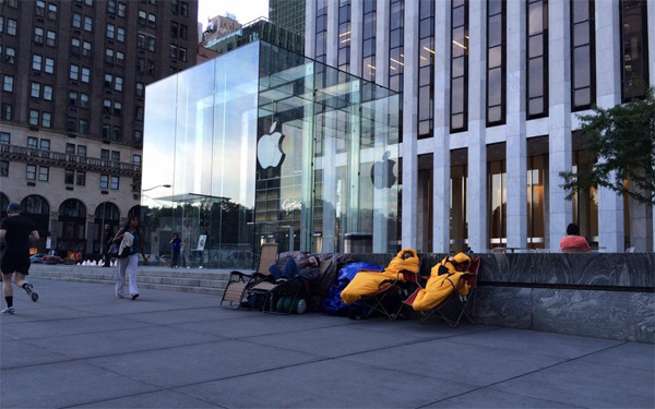 File fuori agli Apple Store, New York