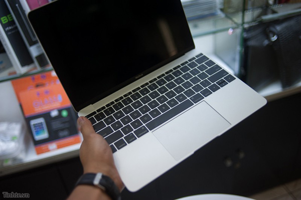 Frame del video unboxing di Apple MacBook