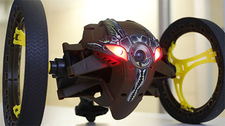 Parrot Jumping Sumo, un mini drone tutto salti e acrobazie