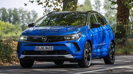 Nuova Opel Grandland, primo contatto e test drive: l'ibrido plug-in di Stellantis non delude