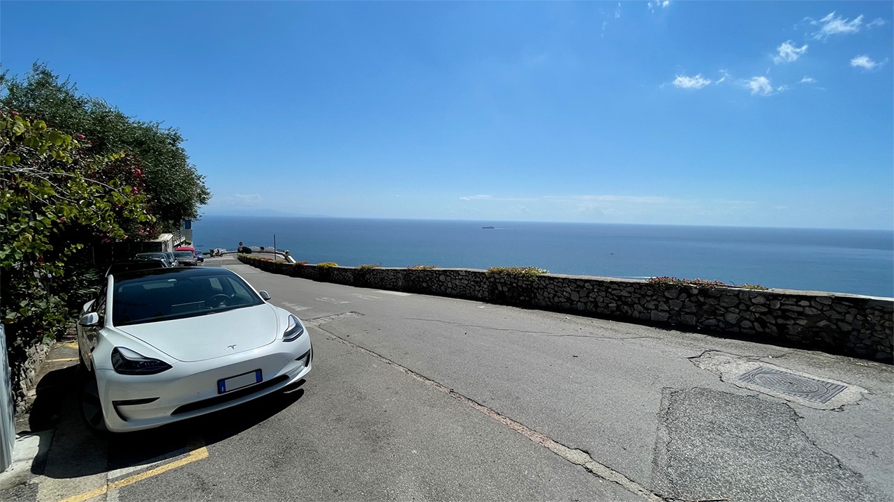 Un viaggio in Tesla dal nord alla Sicilia, senza Supercharger e spendendo 50 euro