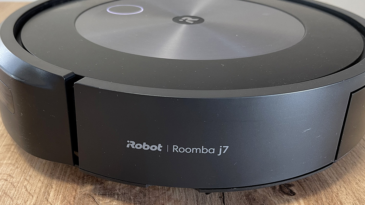 iRobot Roomba j7+ rileva ed evita gli ostacoli di casa mentre pulisce