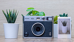 instax mini EVO Hybrid: sembra una fotocamera vintage, ma stampa anche dallo smartphone