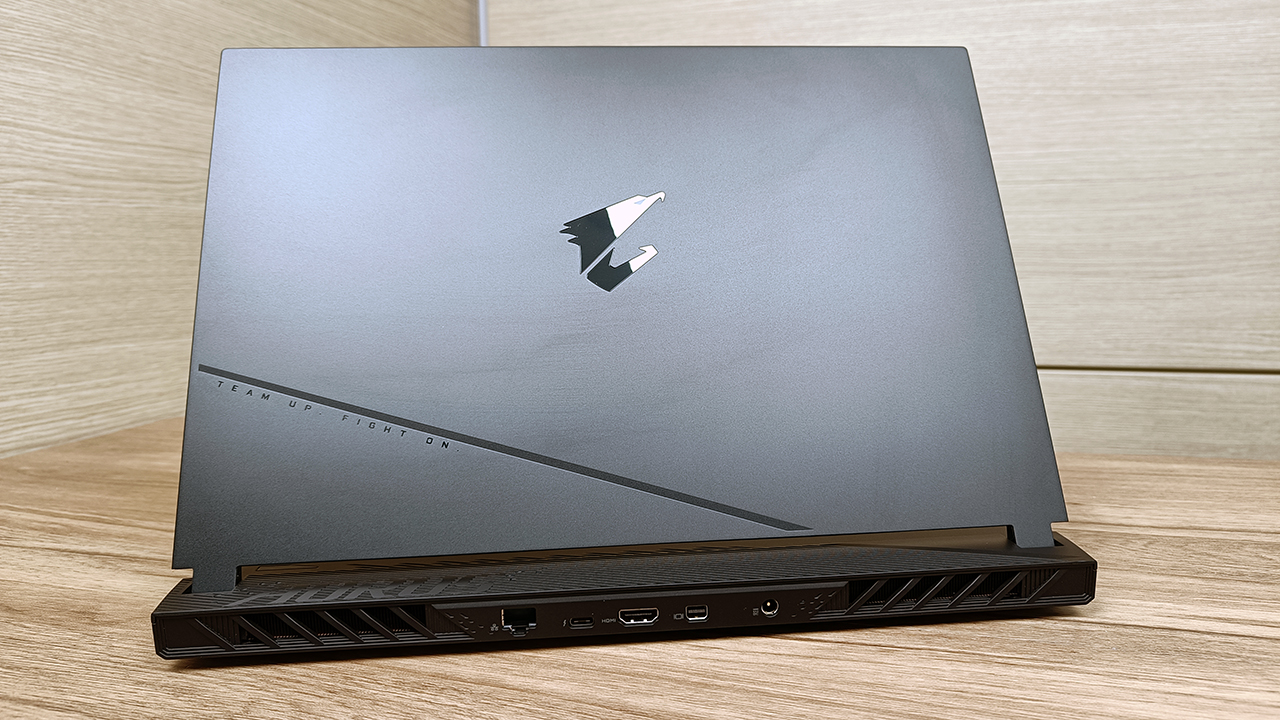 Gigabyte Aorus 15 BSF, un bel notebook con Core i7-13700H e GeForce RTX 4070 Laptop