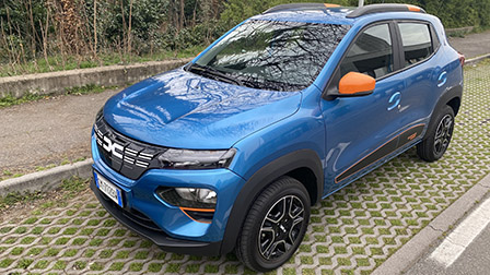 Il guidatore elettrico esperto prova la nuova Dacia Spring: È davvero valida?