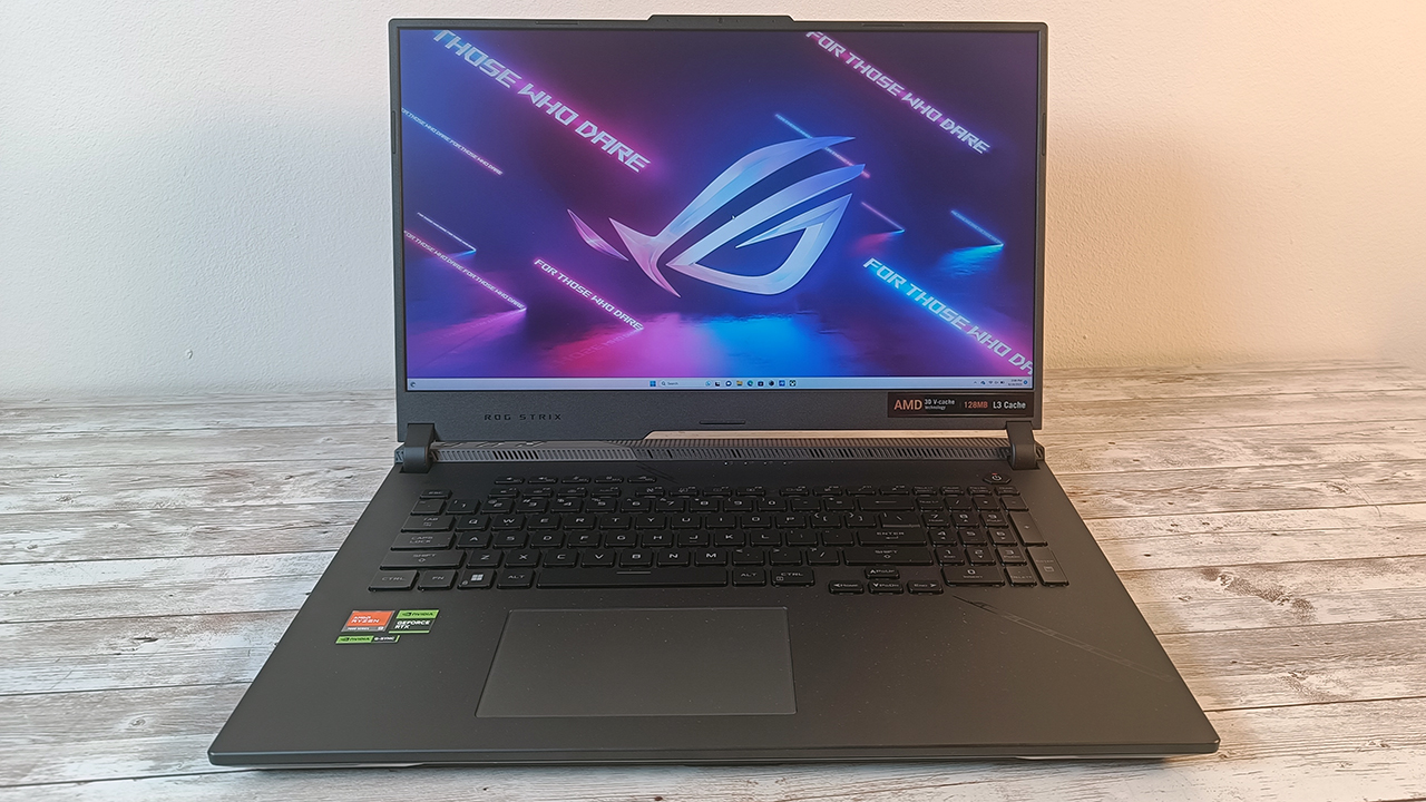 ASUS ROG Strix SCAR 17 X3D, 3D V-Cache arriva sui notebook con Ryzen 9 7945HX3D: la prova