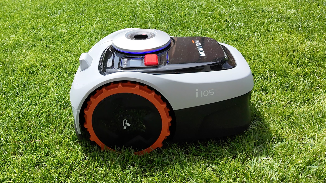 Robot tagliaerba Navimow i105E in prova: GPS e videocamera per un prato perfetto