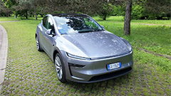 Tutto sulla nuova Tesla Model Y: autonomia in autostrada, prova bagagliaio e dettagli