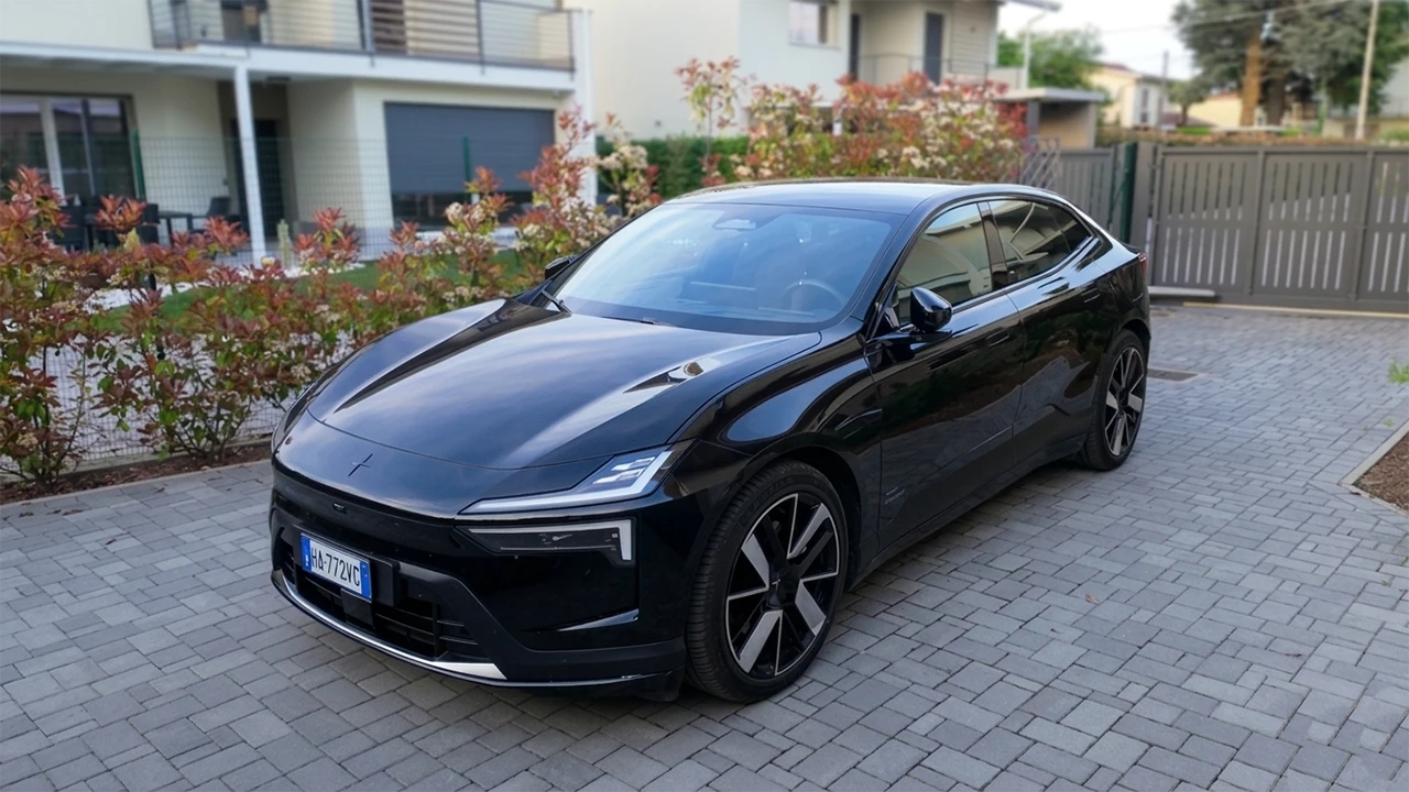 Polestar 4 in prova: manca il lunotto posteriore, ma c'è molto altro