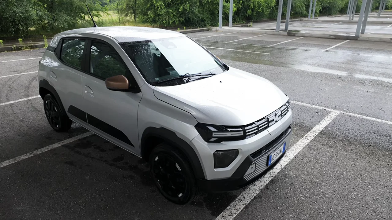 Due settimane con Dacia Spring 2026: novità, consumi, autonomia reale e test bagagli