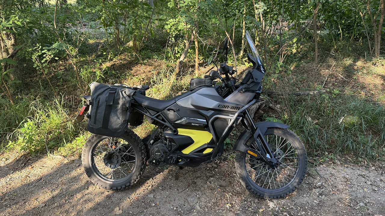Test ride Can-Am Origin: la moto elettrica che fa dimenticare il motore a scoppio (ma occhio all'autonomia)