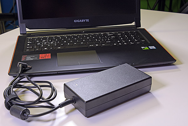 notebook_alimentatore.jpg (68788 bytes)