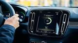 Volvo punta sulla V2V e la vuole di serie: l'auto può fornire energia alla casa, alla rete e a un'altra vettura