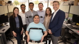 Un uomo paralizzato torna a muoversi grazie ad impianti neurali potenziati dall'AI