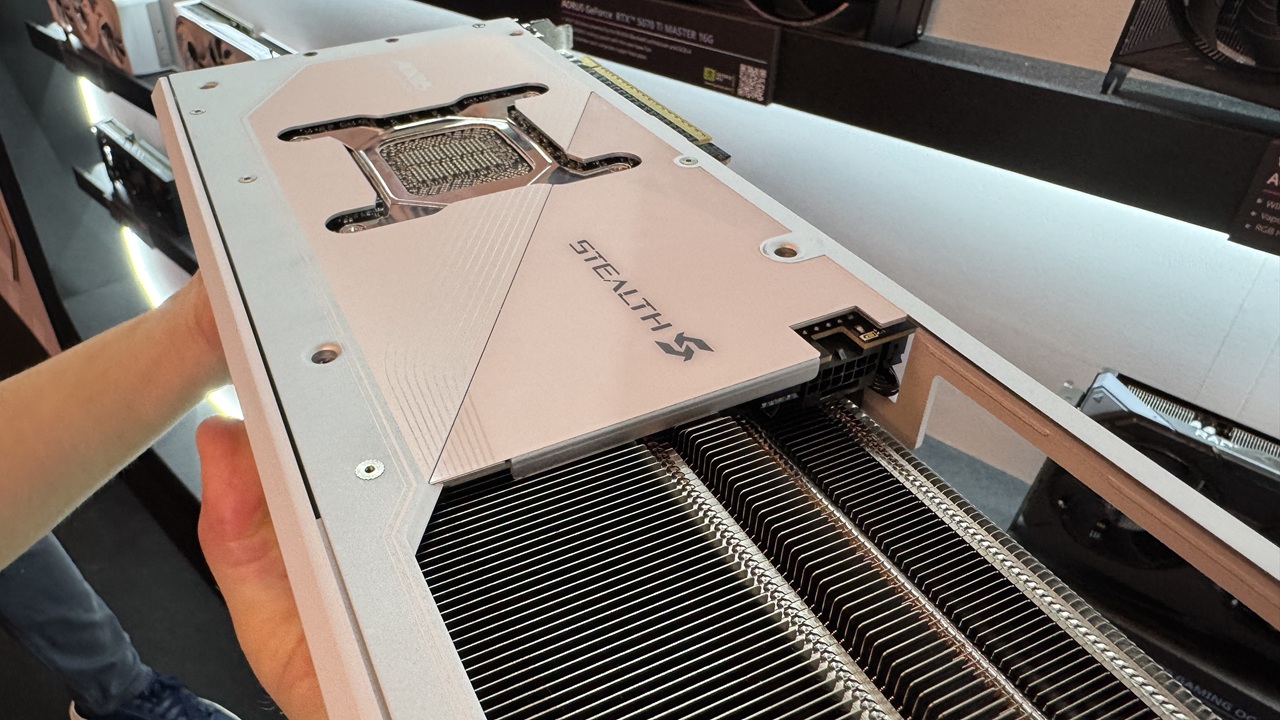 Gigabyte Stealth: al COMPUTEX la AORUS GeForce RTX 5090 Stealth ICE con connettore posteriore