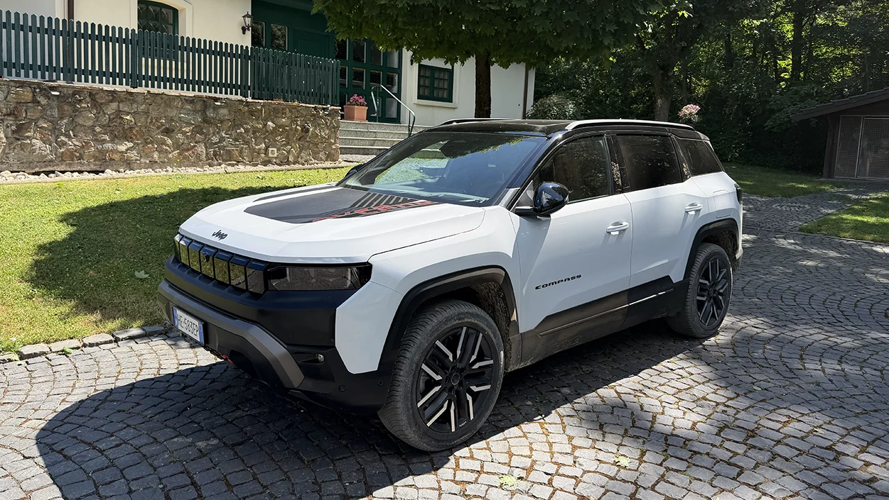 Nuova Jeep Compass 4xe, prima prova: modificata per l'offroad, in elettrico si può