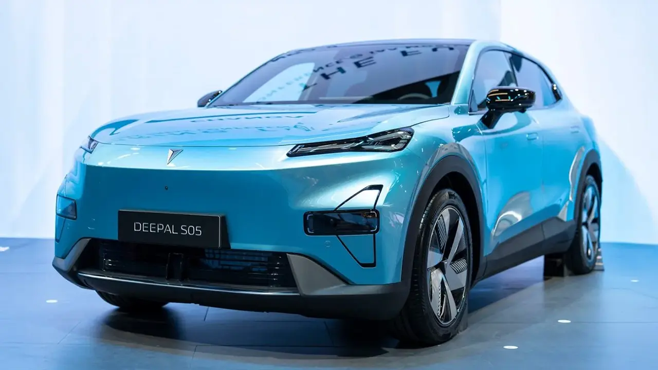 Changan lancia la Deepal S05 in Europa, sito italiano in preparazione