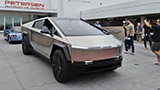 Tesla Cybertruck in versione di serie esposto al Petersen Museum