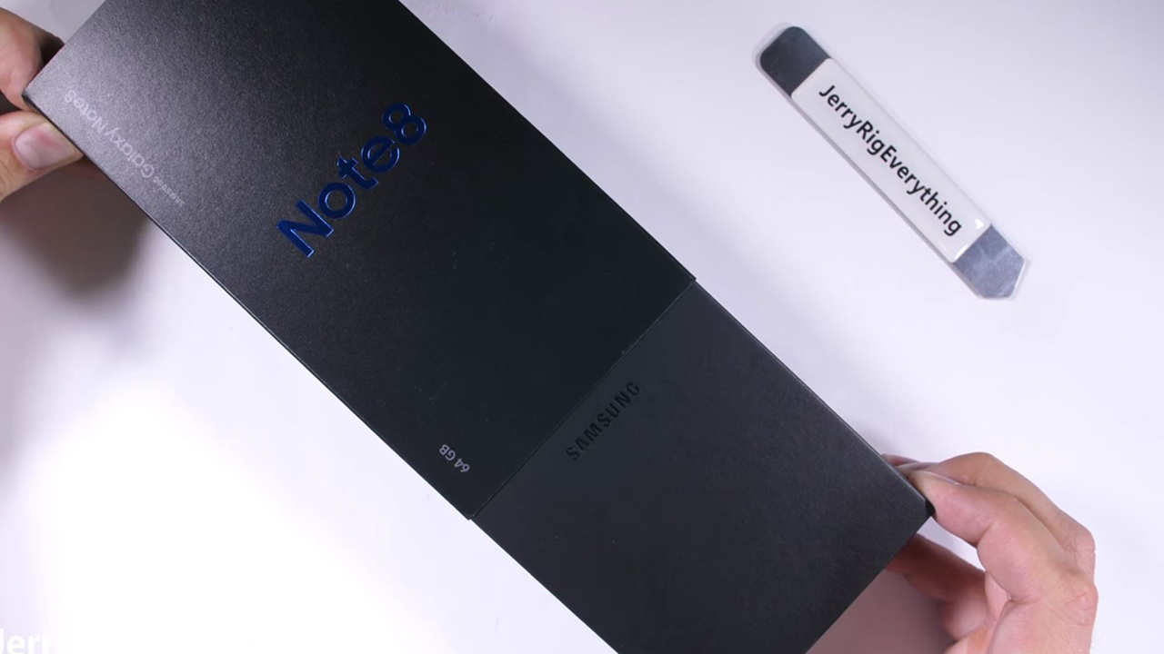 Samsung Galaxy Note 8 sottoposto ad un drop test. Resistente alle cadute, meno al fuoco