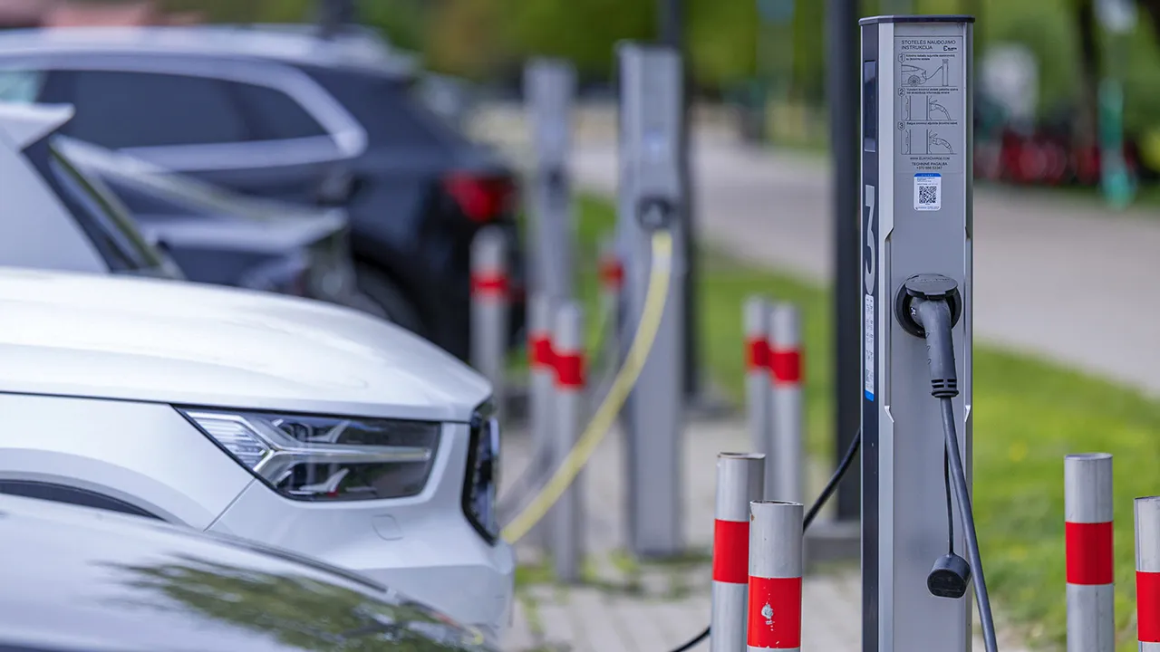 Più auto aziendali elettriche, le regole per l'Italia nascoste nel nuovo pacchetto dell'UE