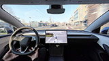 Musk vuole risollevare Tesla con guida autonoma e corse condivise, ma intanto le stime 2025 sono annullate