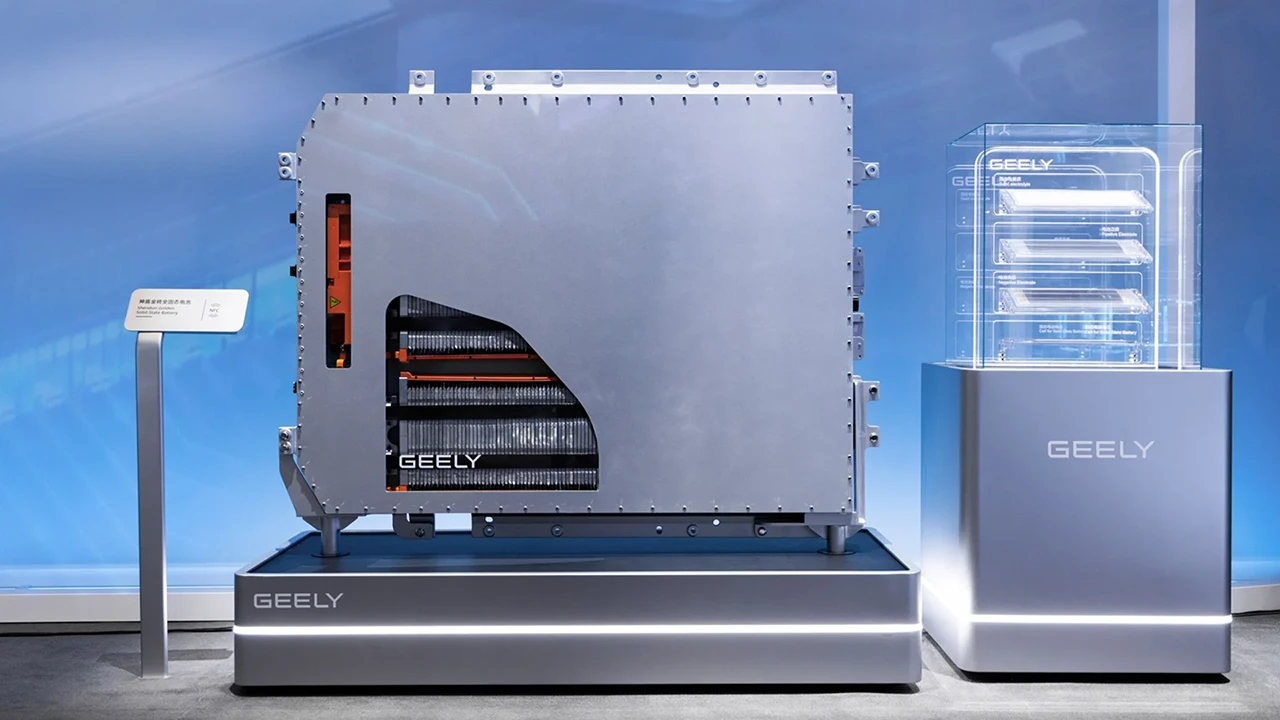 Anche Geely sale sul treno dello stato solido: nel 2027 fase pilota di batterie da 500 Wh/kg