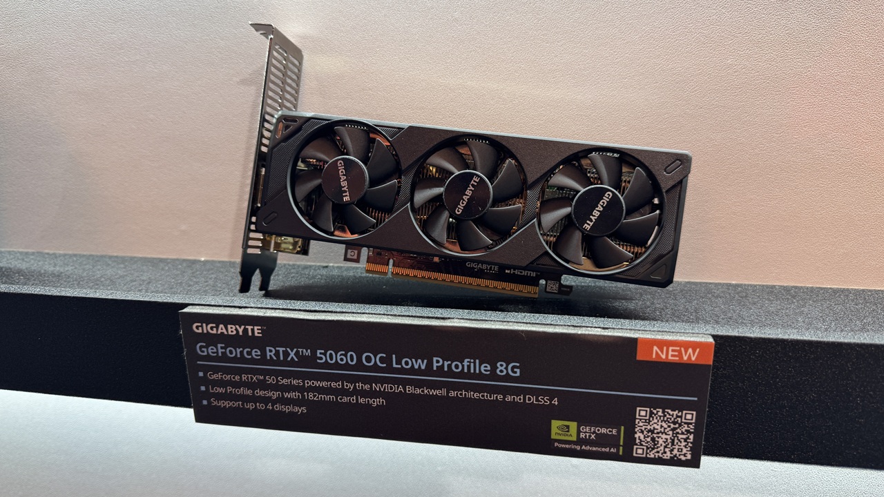 NVIDIA GeForce RTX 5060 low-profile: tripla ventola con la larghezza di mezzo slot PCIe