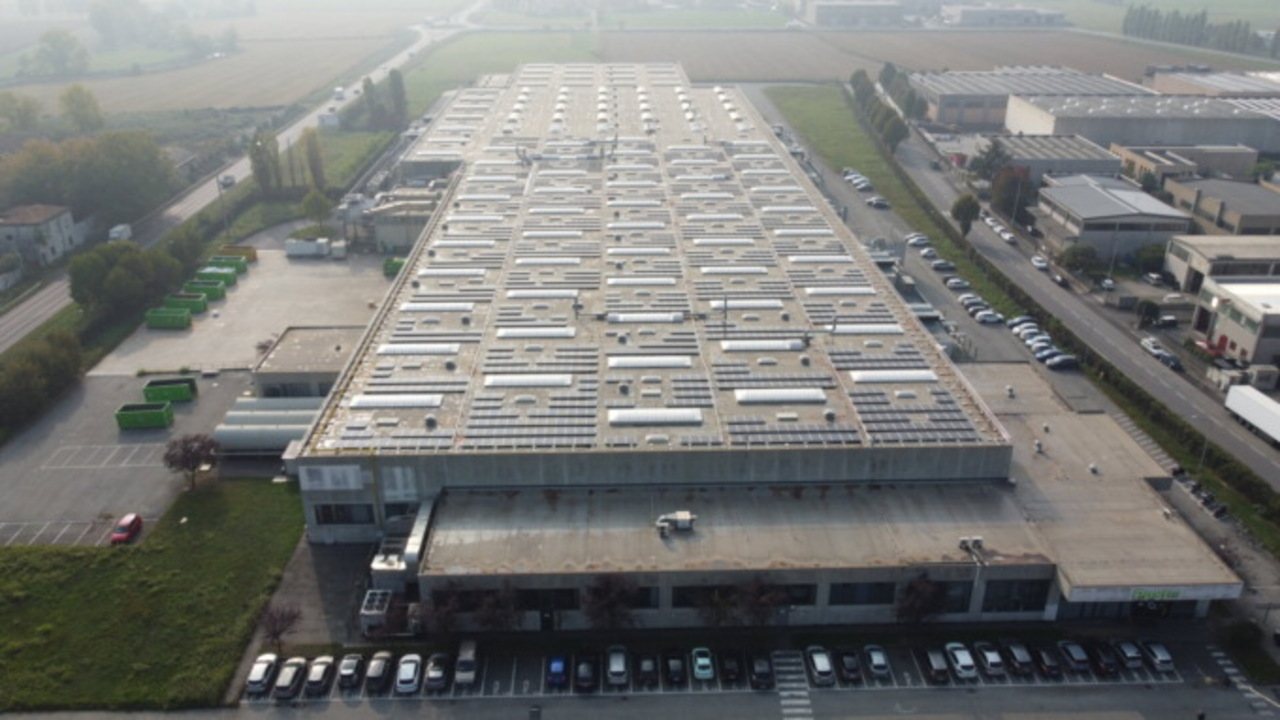 Poste Italiane investe nel green: è suo il più grande impianto fotovoltaico lombardo 