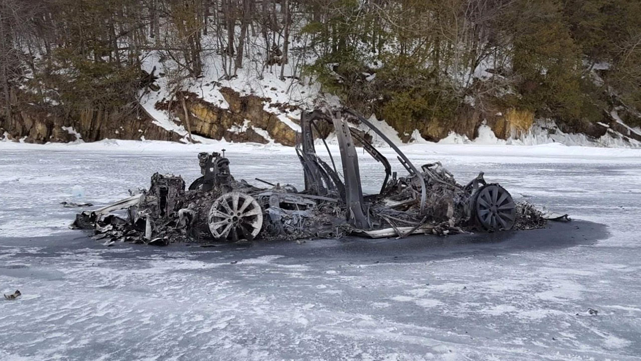 Você se lembra do carro Tesla que queimou em um lago congelado?  Foi uma fraude e ela foi condenada a 4 anos de prisão