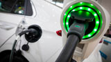 Petrolio e gas alle stelle spingono più clienti verso le auto elettriche. Boom di ordini