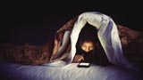 Fissare lo smartphone al buio a letto può rendere ciechi. Ecco la vicenda dell'infarto oculare in Cina