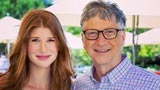 La figlia di Bill Gates si vaccina e scherza sui no vax: ''Niente intelligenza di mio padre impiantata''