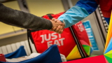 Svolta storica per i rider di Just Eat: ora sono lavoratori dipendenti a tempo indeterminato