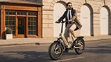 Si torna a lavoro e Engwe esagera: e-bike con doppio sconto e regali per pi&ugrave; di 400 euro