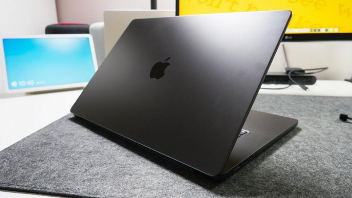 I nuovi MacBook Pro con display OLED hanno una finestra di lancio
