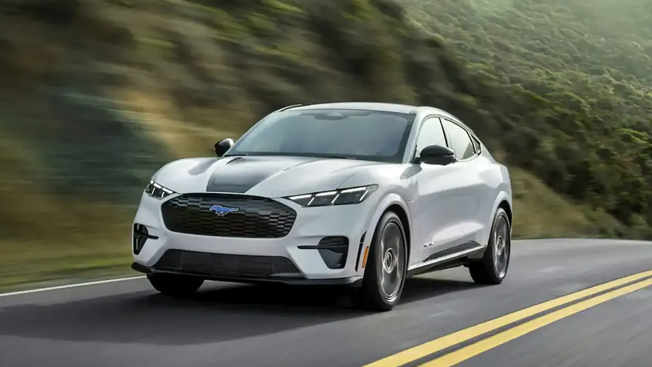 La strana scelta di Ford: nel 2026 la Mach-E avrà il frunk come optional a pagamento