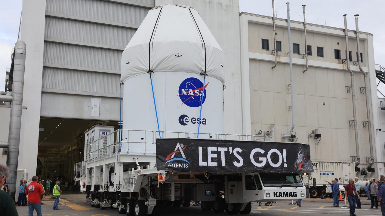 La navicella Orion per la missione Artemis II è stata trasportata al Kennedy Space Center per l'assemblaggio