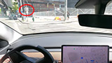 La guida autonoma di Tesla ancora sotto accusa: impazzisce e svolta contromano 