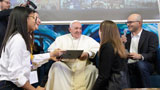 Papa Francesco: è lui il primo Pontefice a programmare un'app. Ecco le immagini
