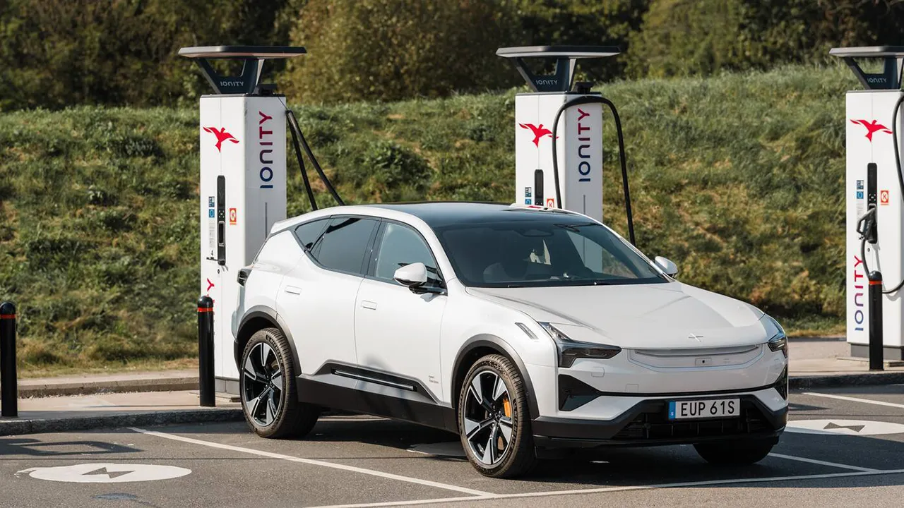 Svolta Polestar per la ricarica: Plug&Charge esteso e Supercharger Tesla integrati