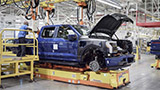 Nuovo record di pick-up elettrici costruiti, Ford mostra in video come realizza F-150 Lightning
