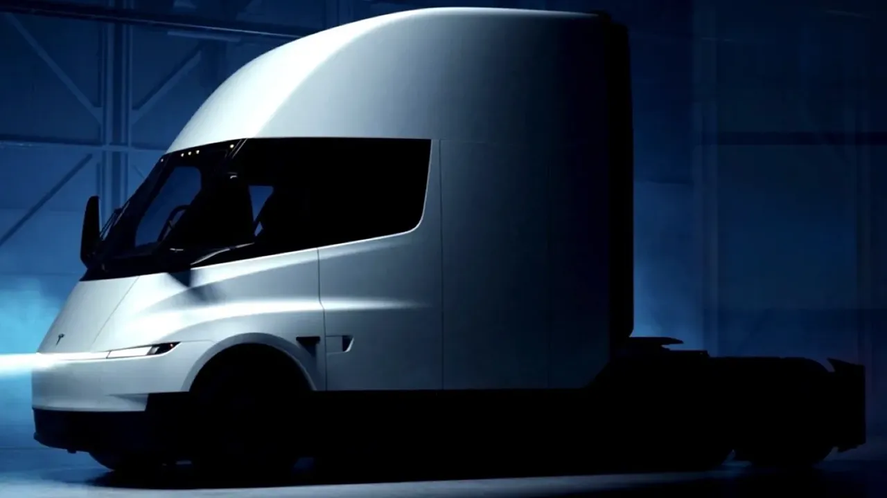 Tesla aggiorna il camion Semi, e sposta la produzione al 2026: nuovo design e più carico utile