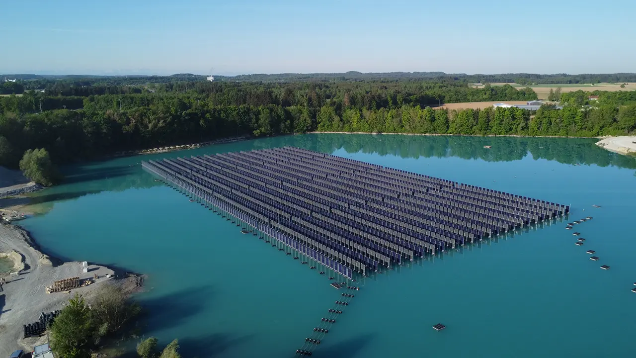 In Germania la prima centrale solare galleggiante con pannelli fotovoltaici verticali