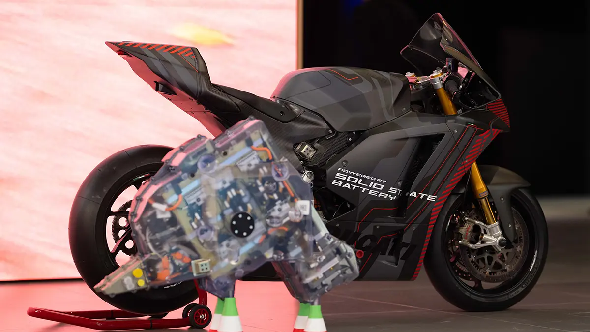 Ducati presenta la moto elettrica con batteria allo stato solido: più autonomia e più sicurezza