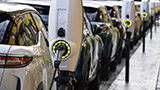 Clamoroso dietrofront della Svizzera: auto elettriche vietate, limite a 100 km/h e riscaldamento a 18 gradi