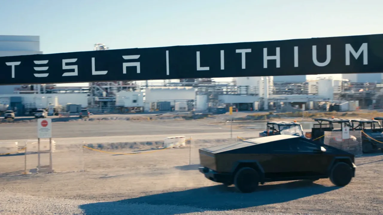 Tesla ha ora la sua raffineria di litio: nuovo processo più sostenibile | Video