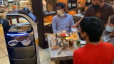 Questo ristorante utilizza dei robot al posto dei camerieri! Quanto costano e come funzionano
